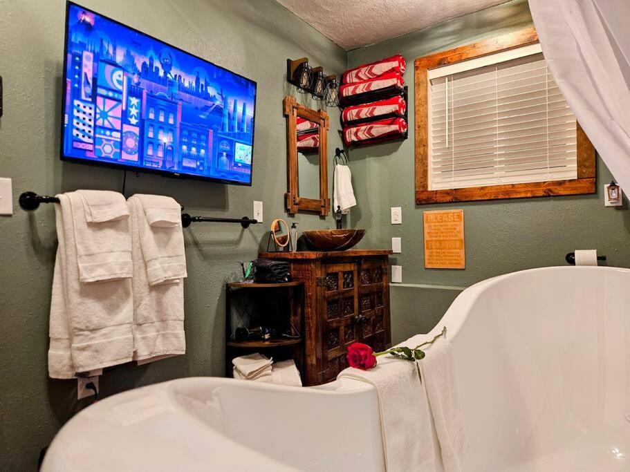 Private Cabin- Breakfast - Double Tub - 75In Tv - Sup - Washer Dryer - Bbq West Point Exterior photo